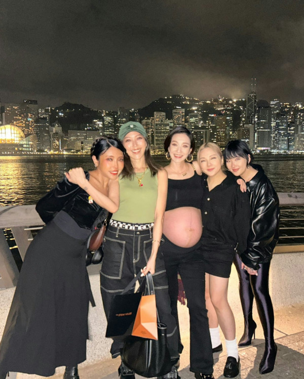 王君馨臨盆在即海旁露出巨肚瘋狂打卡 懷胎9月性感現身慶祝閨蜜生日