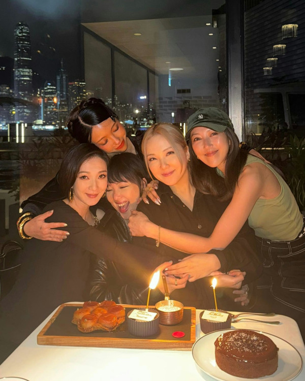 王君馨臨盆在即海旁露出巨肚瘋狂打卡 懷胎9月性感現身慶祝閨蜜生日