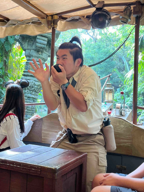迪士尼戲精男船長爆紅！熱情表演征服遊客獲讚敬業：情緒價值拉滿