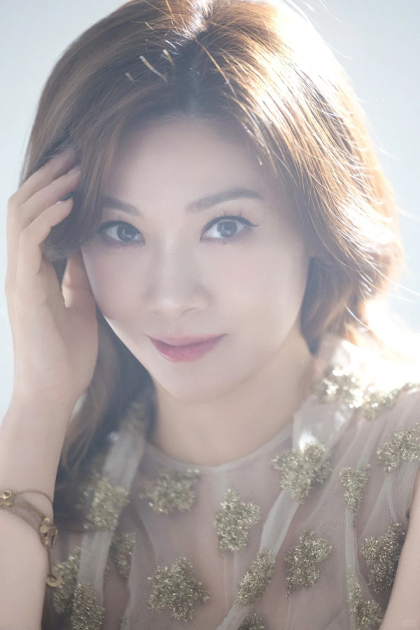 前港姐冠軍翁嘉穗韓國請星級攝影師影靚相 穿透視裙獲讚靚到似韓劇女主角 