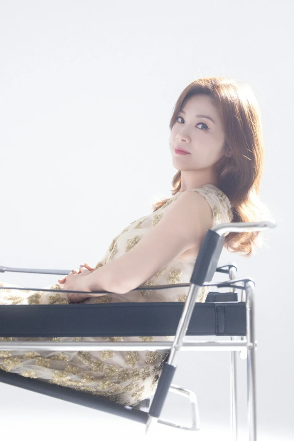 前港姐冠軍翁嘉穗韓國請星級攝影師影靚相 穿透視裙獲讚靚到似韓劇女主角 