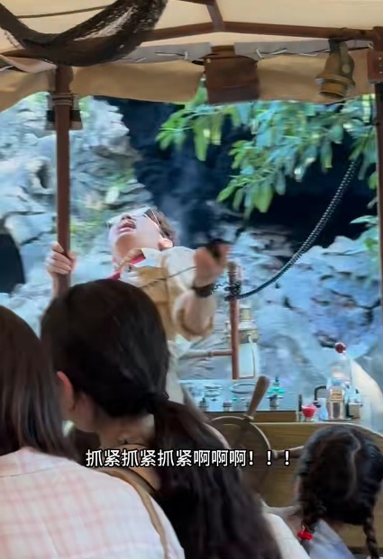 迪士尼戲精男船長爆紅！熱情表演征服遊客獲讚敬業：情緒價值拉滿