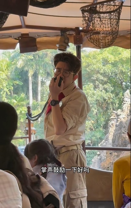 迪士尼戲精男船長爆紅！熱情表演征服遊客獲讚敬業：情緒價值拉滿