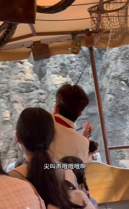迪士尼戲精男船長爆紅！熱情表演征服遊客獲讚敬業：情緒價值拉滿