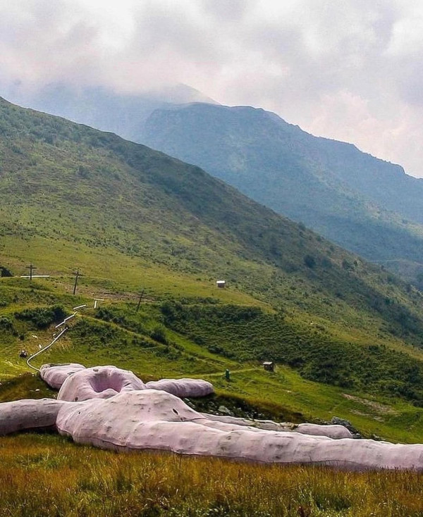 意大利60米長粉紅巨兔獨守山坡20年 未被呵護今剩殘骸腐爛剩皮 