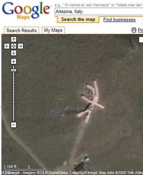 意大利60米長粉紅巨兔獨守山坡20年 未被呵護今剩殘骸腐爛剩皮 