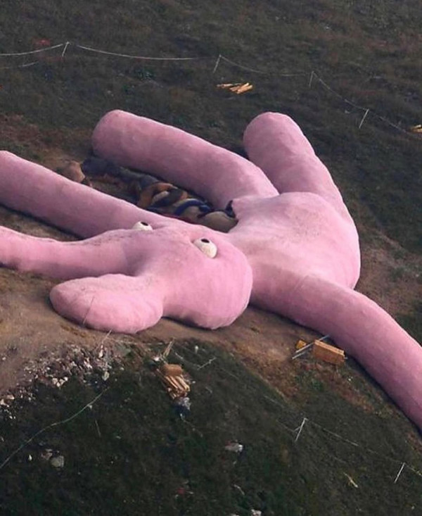 意大利60米長粉紅巨兔獨守山坡20年 未被呵護今剩殘骸腐爛剩皮 
