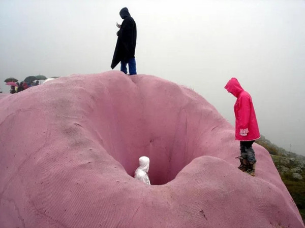 意大利60米長粉紅巨兔獨守山坡20年 未被呵護今剩殘骸腐爛剩皮 