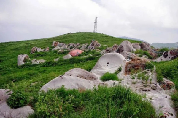 意大利60米長粉紅巨兔獨守山坡20年 未被呵護今剩殘骸腐爛剩皮 