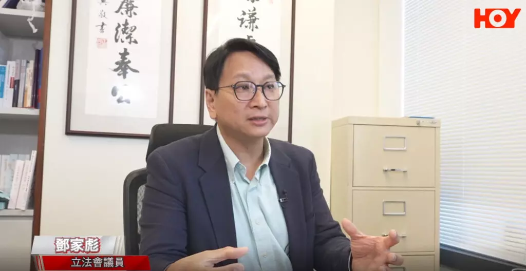 立法會議員鄧家彪接受《一線搜查》訪問時，直接批評發卡機構的網絡安全措施薄弱。