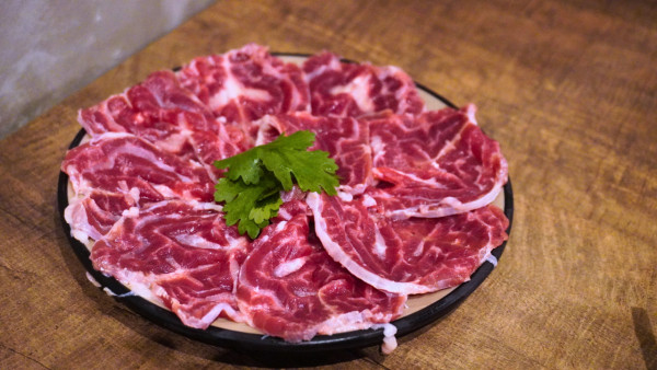 灣仔美食｜珍姐舊班底另起爐灶！豪牛火鍋店新張開業免費送封門牛柳  新鮮現宰本地牛不同部位/封門柳/牛胸爽/五花趾 