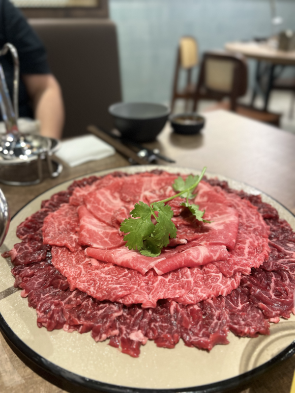 灣仔美食｜珍姐舊班底另起爐灶！豪牛火鍋店新張開業免費送封門牛柳  新鮮現宰本地牛不同部位/封門柳/牛胸爽/五花趾 