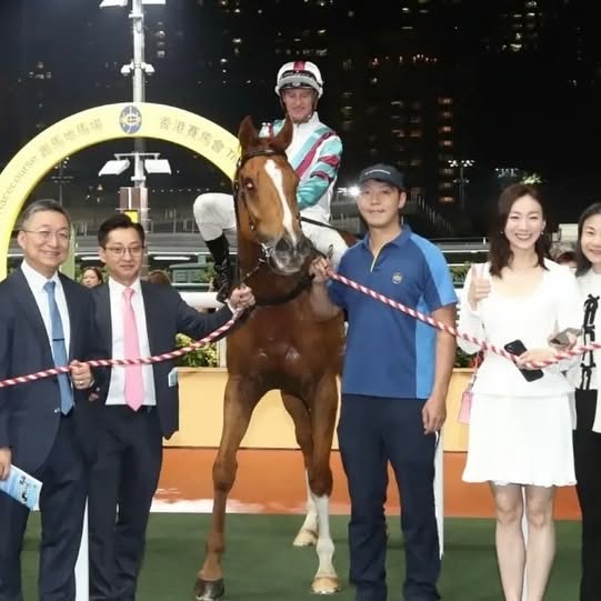 前TVB新聞女王周嘉儀風騷拉頭馬 愛駒「天下寵兒」終於贏返次！躋身上流做馬主生活富貴