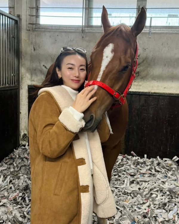 前TVB新聞女王周嘉儀風騷拉頭馬 愛駒「天下寵兒」終於贏返次！躋身上流做馬主生活富貴