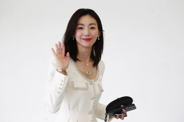 前TVB新聞女王周嘉儀風騷拉頭馬 愛駒「天下寵兒」終於贏返次！躋身上流做馬主生活富貴