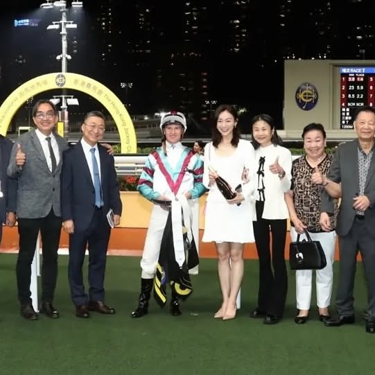 前TVB新聞女王周嘉儀風騷拉頭馬 愛駒「天下寵兒」終於贏返次！躋身上流做馬主生活富貴