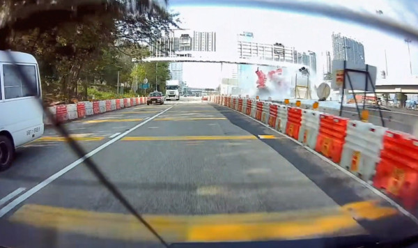 元朗大棠路紅Van疑遭5鐵通男圍攻！驅車突圍撞開車輛+惡煞倒地 網民影片直擊驚險過程 警拘2人追緝小巴司機