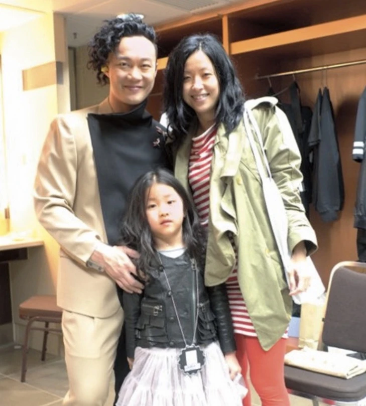 陳奕迅親生哥哥容貌曝光激似雙胞胎  倒模五官震驚網民：兩個人真的好像！