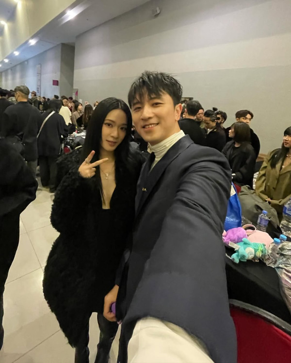 雲浩影罕晒音樂人男友合照海邊騎馬高調放閃！仙氣女神一舉動證男方已融入家中