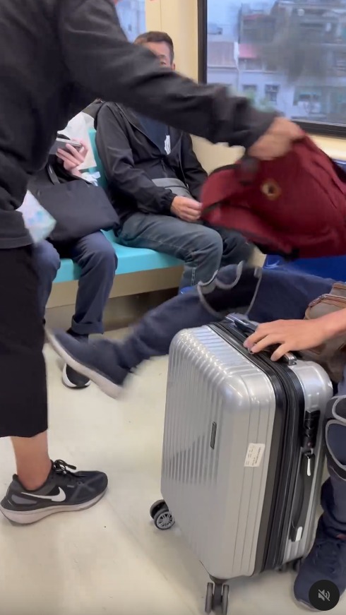 台婦與阿伯捷運博愛座MMA！ 網友認出女人係「慣犯」：平時都坐兩個位 