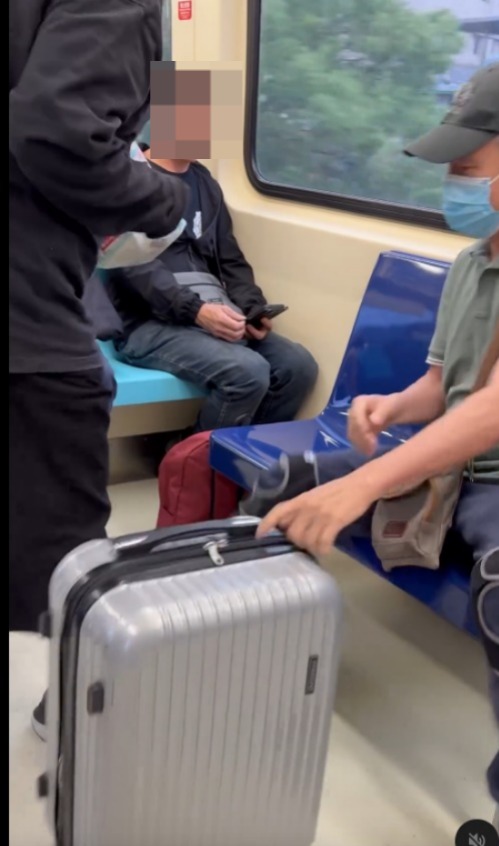 台婦與阿伯捷運博愛座MMA！ 網友認出女人係「慣犯」：平時都坐兩個位 