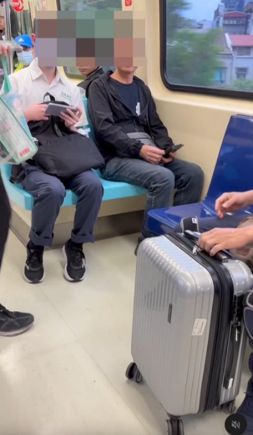 台婦與阿伯捷運博愛座MMA！ 網友認出女人係「慣犯」：平時都坐兩個位 