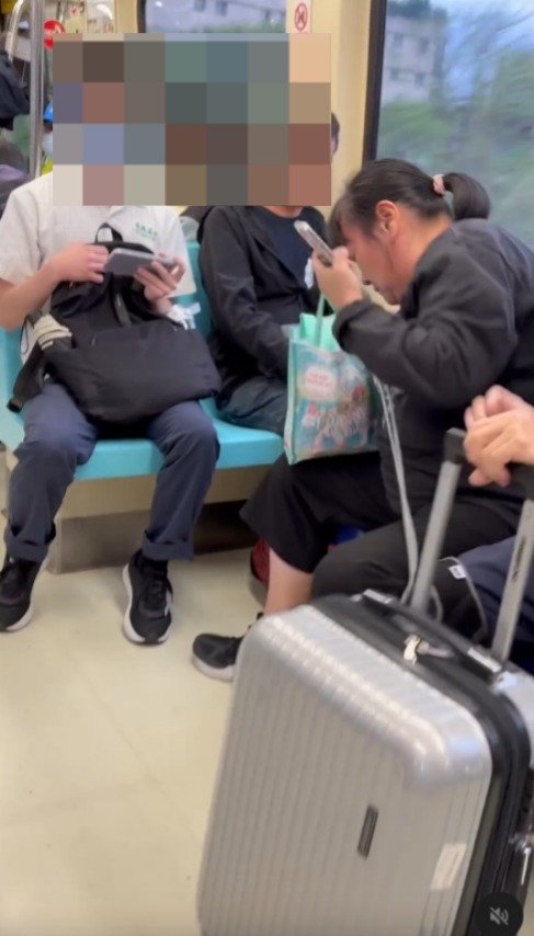 台婦與阿伯捷運博愛座MMA！ 網友認出女人係「慣犯」：平時都坐兩個位 