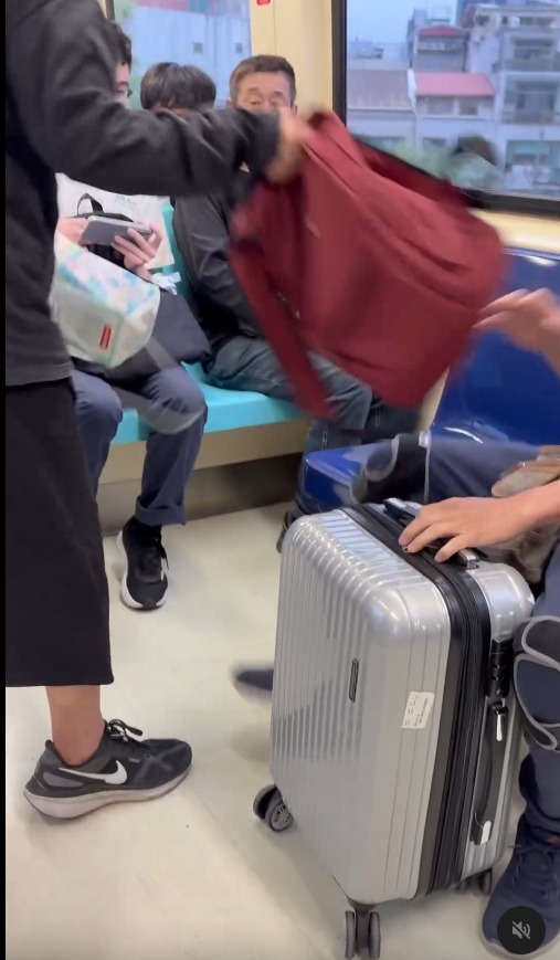 台婦與阿伯捷運博愛座MMA！ 網友認出女人係「慣犯」：平時都坐兩個位 