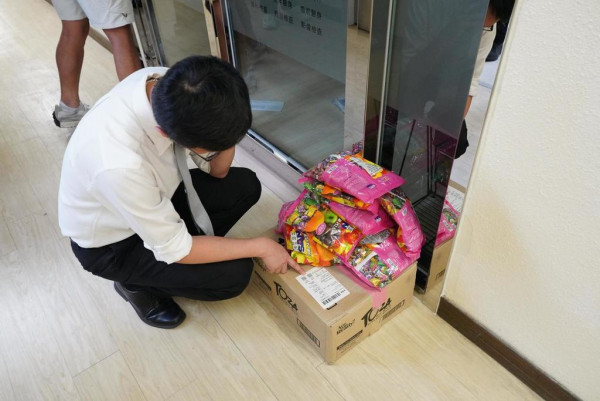仁滙尖沙咀分店門外的包裹和信件均無人處理，包括消委會發出的信件。圖片來源：HKET