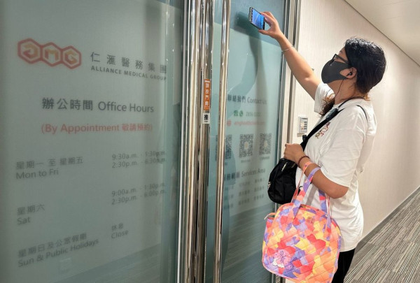 顧客郭小姐指，已繳付3000多元接種疫苗，今天是最後一劑的接種日，未知之後如何處理。圖片來源：HKET