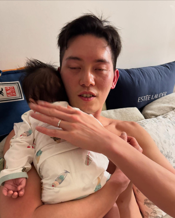 麥明詩罕晒仔仔可愛出浴照！肥美小手似足「米芝蓮」 網民留言BB大得好快