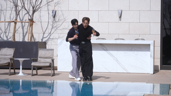 呂濤米Lo Seoul｜MIRROR「妹豬組」遊韓國 重現《單身即地獄》曖昧場面 