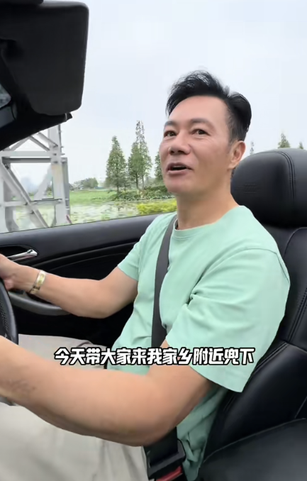 當日張兆輝身穿青色T恤，開著開蓬靚車、手戴金色名錶返鄉下，盡顯豪氣一面！