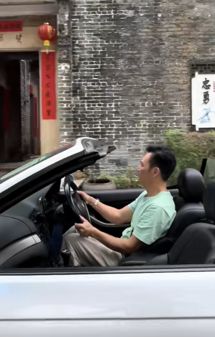 當日張兆輝身穿青色T恤，開著開蓬靚車、手戴金色名錶返鄉下，盡顯豪氣一面！