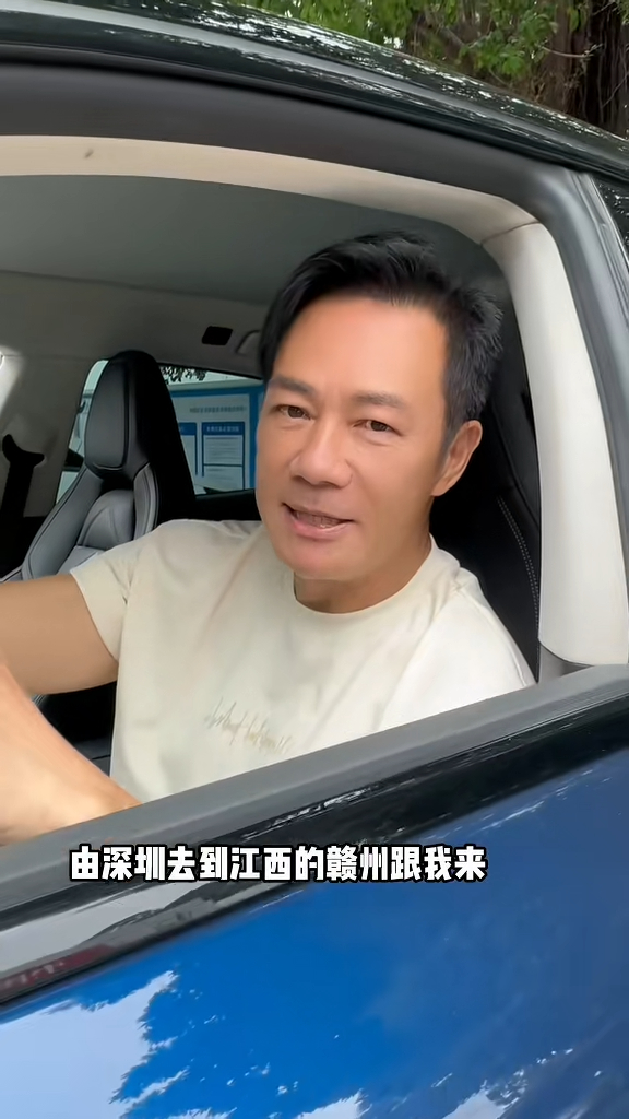 張兆輝擁有多部名車，他亦不時分享自己駕車「港車北上」。
