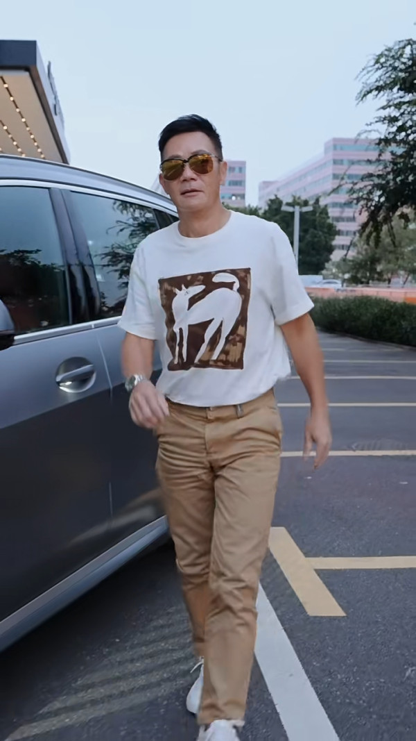 張兆輝擁有多部名車，他亦不時分享自己駕車「港車北上」。