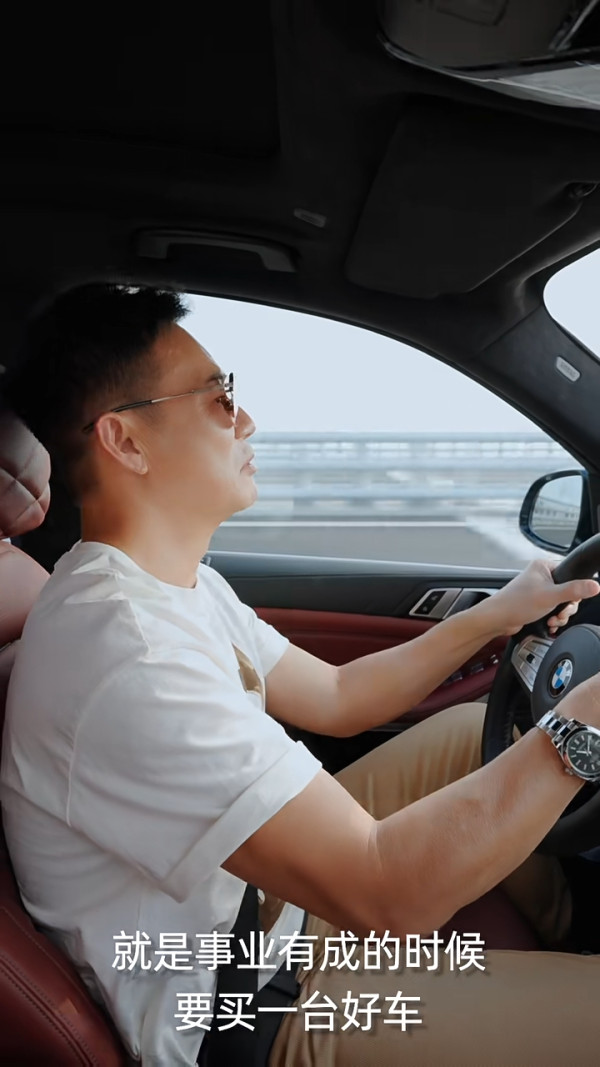 張兆輝擁有多部名車，他亦不時分享自己駕車「港車北上」。