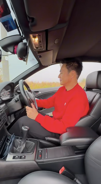 張兆輝配文寫道：「介紹一下，我的不是豪車，係一架20多年老車」。