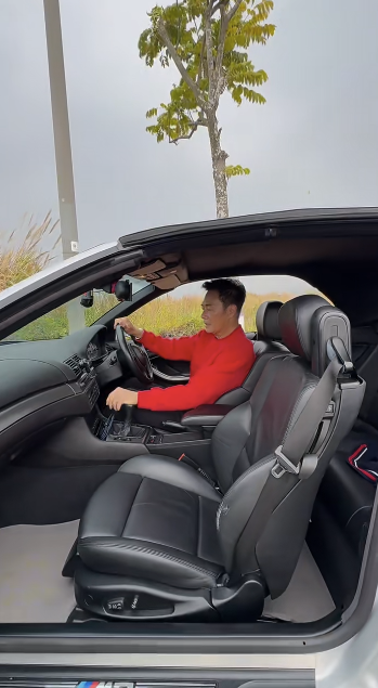 張兆輝配文寫道：「介紹一下，我的不是豪車，係一架20多年老車」。