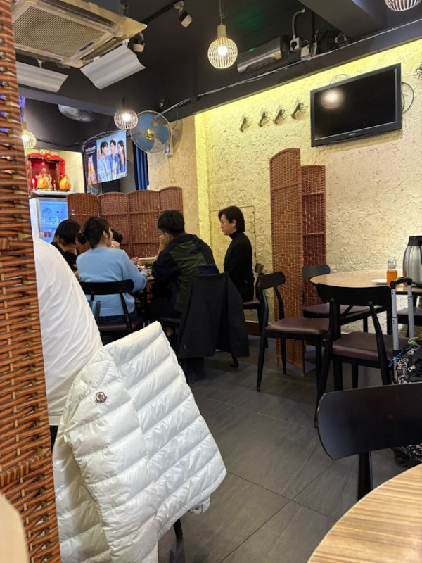 旺角食店野生捕獲鄭伊健夫婦。圖片來源：小紅書