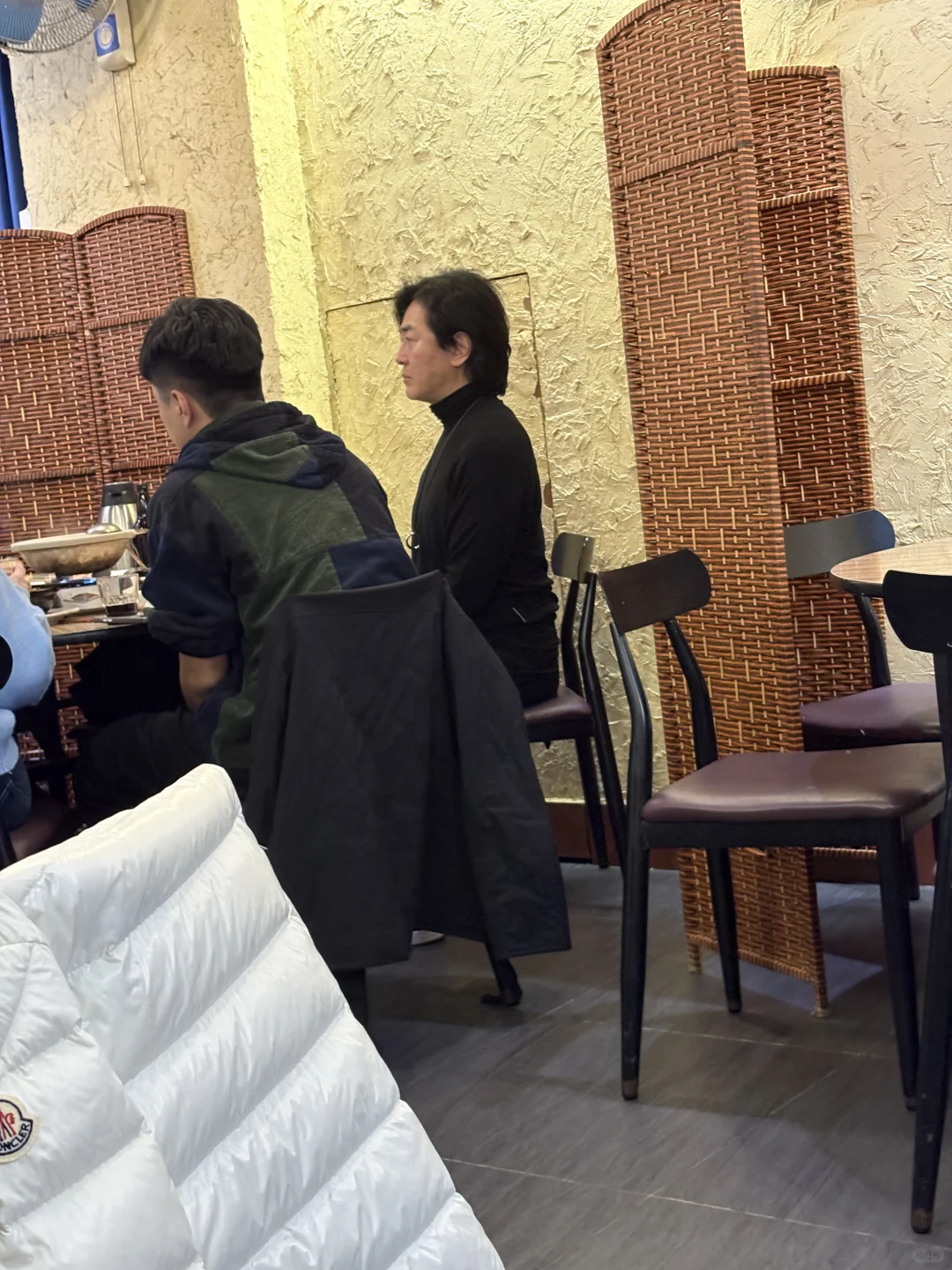 旺角食店野生捕獲鄭伊健夫婦。圖片來源：小紅書