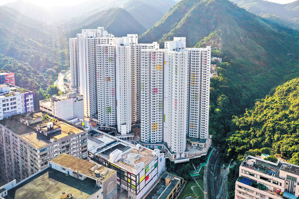港人去年10月申請「天倫樂調遣計劃」，不到半年已獲調遷至火炭駿洋邨大單位。圖片來源：HKET