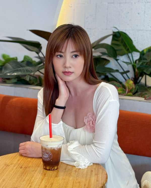 前港姐冠軍失寵後疑暗撻富二代躋身上流 氣質判若兩人搣甩瞓曱甴屋寒微出身