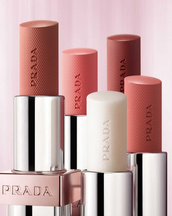 母親節禮物推薦2025|3. PRADA BEAUTY 全新 PRADA LIGHT 原生光感唇膏 # U020 Rosso
