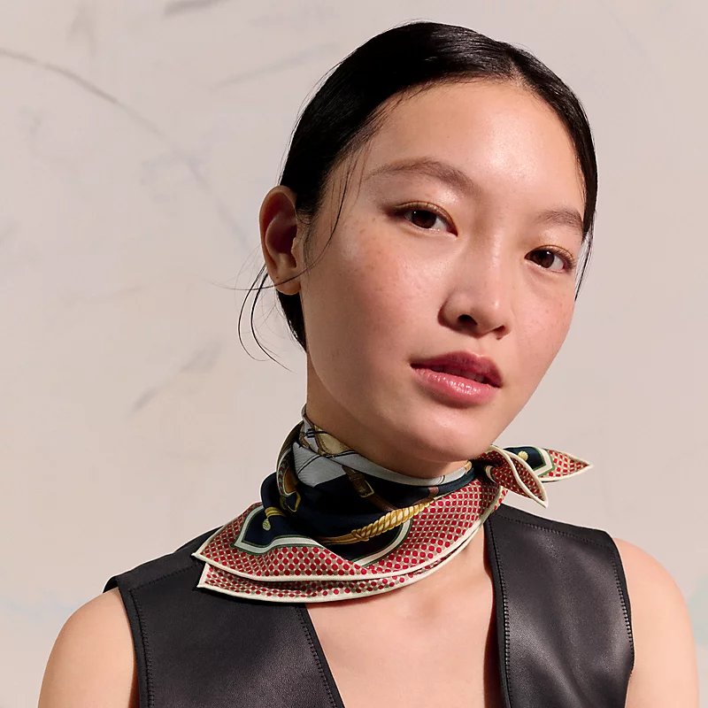 母親節禮物推薦2025|5. Hermès Carrick a Pompe 絲巾 45