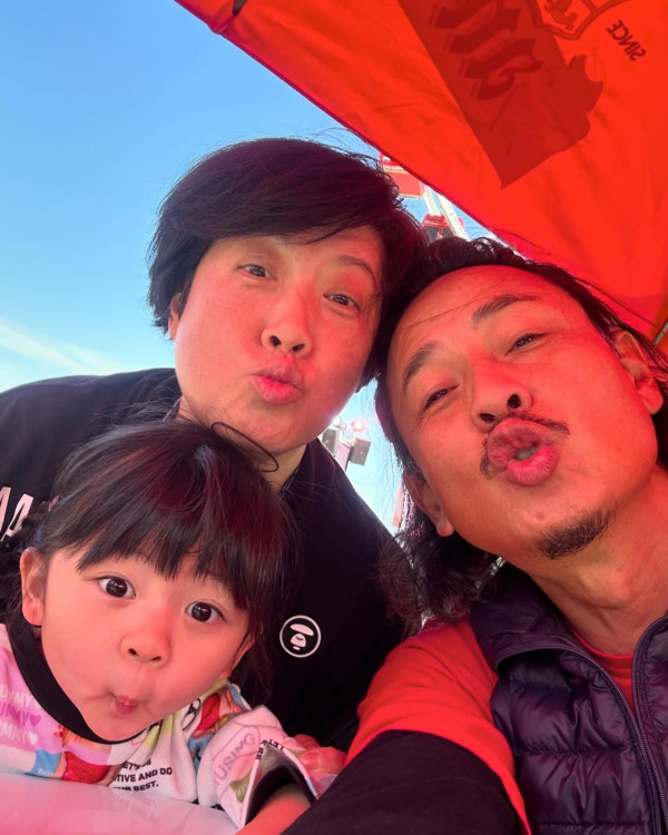 黃澤鋒58歲太太報喜懷第二胎！凸肚公布喜訊：愛的續約成功