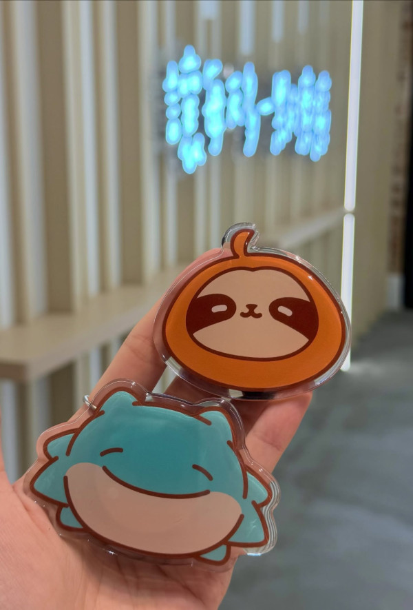再睡5分鐘開幕送貼紙+手機支架，圖片來源︰Threads@napteazzz.hk。