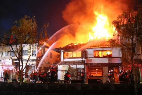 有片｜日本城崎溫泉旅館大火！ 1名員工送院 多棟建築被燒毀 