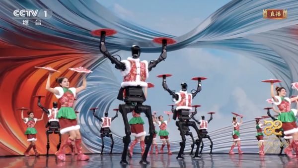 國產機械人上演《智能叛變》突然暴走揮拳 工程師受驚連忙走避