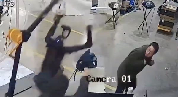 國產機械人上演《智能叛變》突然暴走揮拳 工程師受驚連忙走避